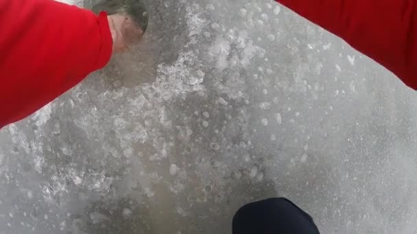 Pesca de gelo para lúcio no inverno com isco vivo — Vídeo de Stock