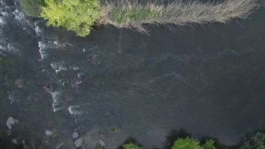 Balıkçılarla vahşi nehir manzarası