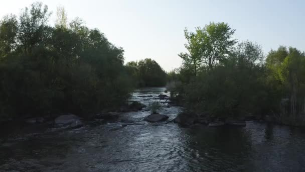 Mlžná divoká horská řeka. Letecký pohled Drone — Stock video