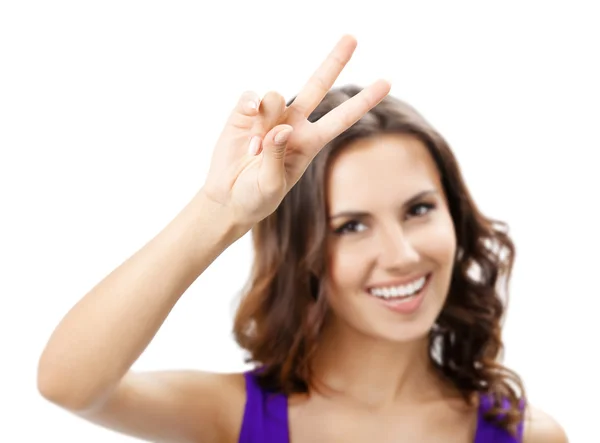 Žena ukazuje dva prsty nebo vítězství gesto, na bílém pozadí — Stock fotografie