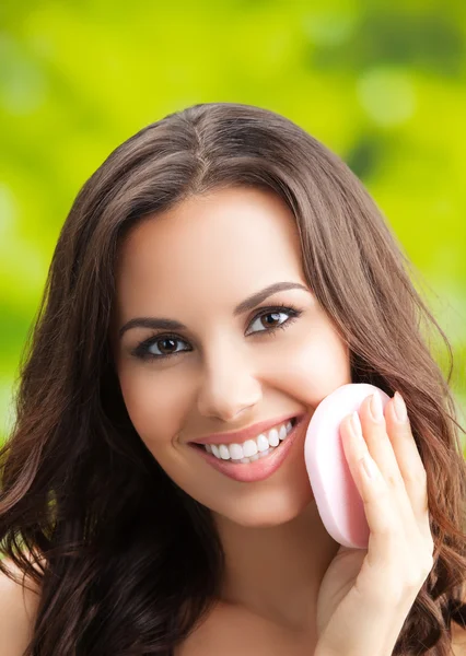 Young woman cleaning skin by cotton pad — Stock Photo, Image