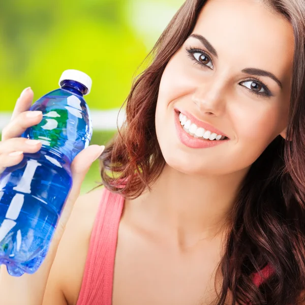 Jonge gelukkig vrouw met fles water — Stockfoto