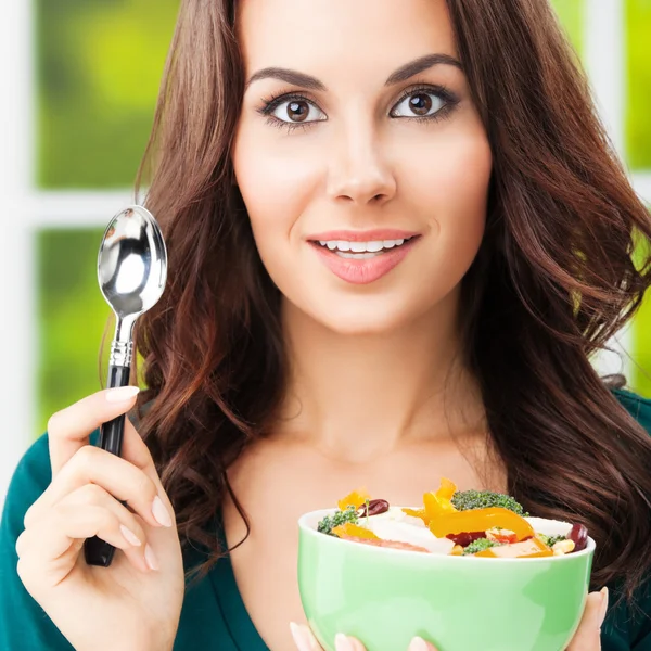 Brunette vrouw met vegetarische plantaardige salade — Stockfoto