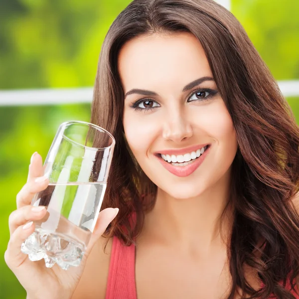 Jovem mulher feliz com copo de água — Fotografia de Stock