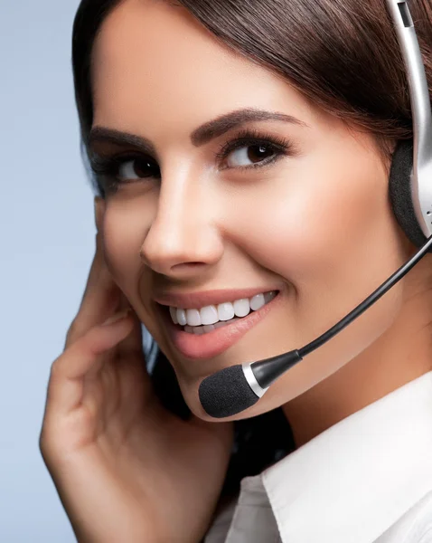 Operador de teléfono de atención al cliente en auriculares, contra gris — Foto de Stock