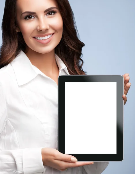 Empresária mostrando tablet pc em branco, em cinza — Fotografia de Stock