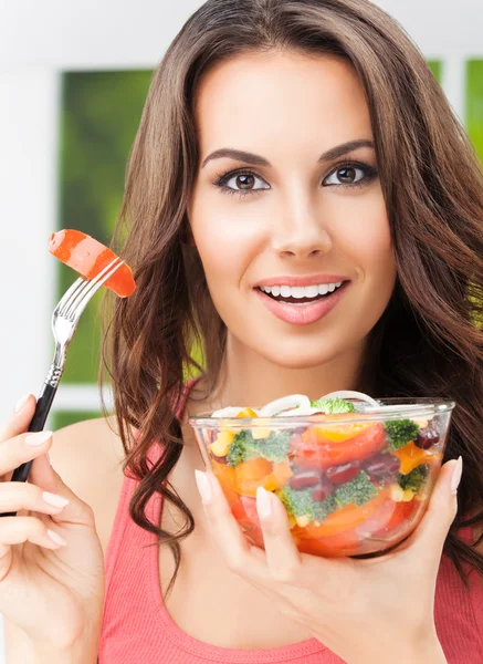 Gelukkig lachende vrouw met salade, buiten — Stockfoto