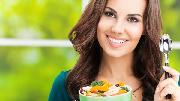 Lachende vrouw met salade, buitenshuis — Stockfoto