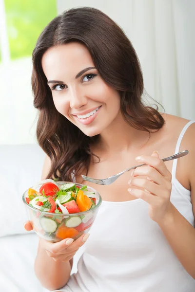 Mooie vrouw eten Salade, binnen — Stockfoto