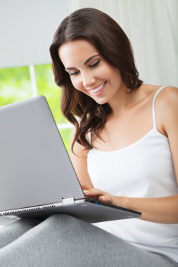 neşeli laptop, evde kullanma