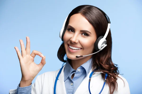 Médico sorridente feliz no fone de ouvido, em azul — Fotografia de Stock