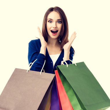 Casual giyim alışveriş torbaları ile güzel kadın