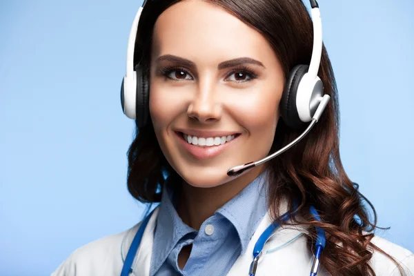 Médico sorridente feliz no fone de ouvido, em azul — Fotografia de Stock