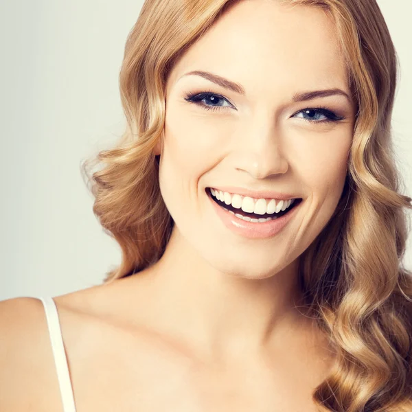 Jong vrolijk glimlachende vrouw — Stockfoto