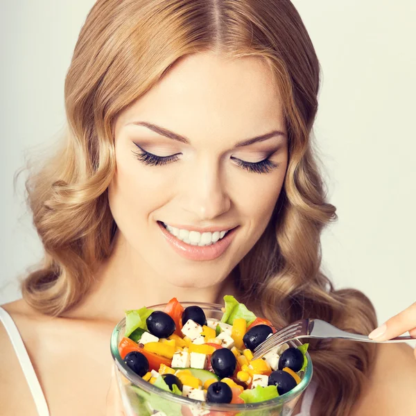 Nő, vegetáriánus salátával — Stock Fotó