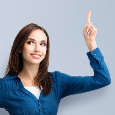 genç kadın, bir şeyler gösteriyor arıyorsunuz veya boşaltmak