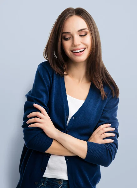 Mujer joven sonriente con los brazos cruzados — Foto de Stock