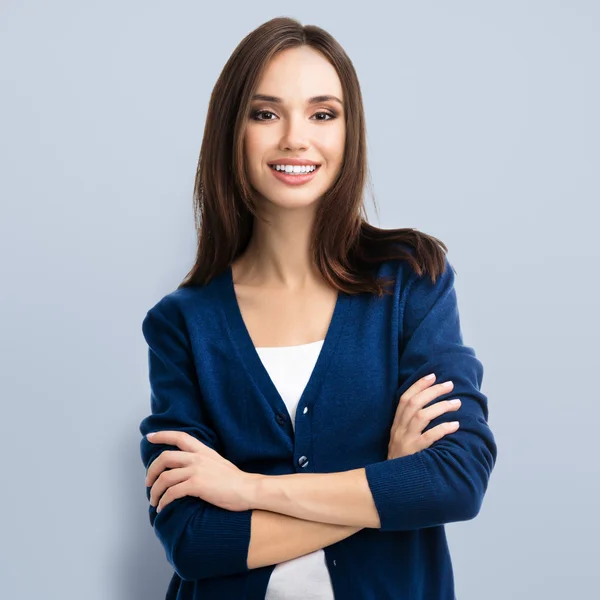 Smiling young woman with crossed arms — Stock Photo, Image