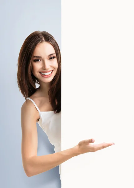 Giovane donna, mostrando cartello bianco — Foto Stock