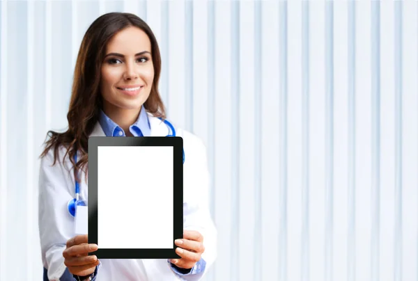 Doutor mostrando tablet branco pc para copyspace — Fotografia de Stock