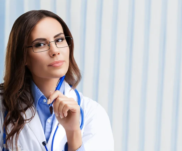 Porträt einer denkenden Ärztin mit Brille — Stockfoto