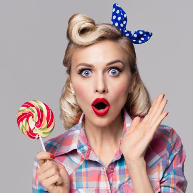 lolipop, pin-up tarzı giyinmiş güzel kadın