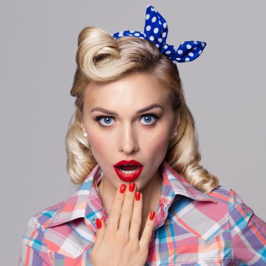  Pin-up tarzı giyinmiş genç sürpriz kadın
