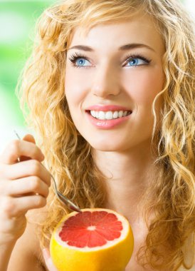 Greyfurt evde olan kadın