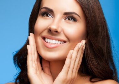 çıplak omuzlarına mavi olan güzel kadın portresi