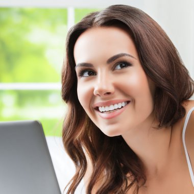 neşeli laptop, evde kullanma