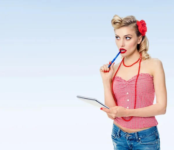 Smiling woman with notepad, in pin-up style clothing — Stock Photo, Image