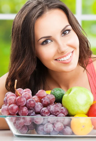 Femme avec assiette de fruits — Photo