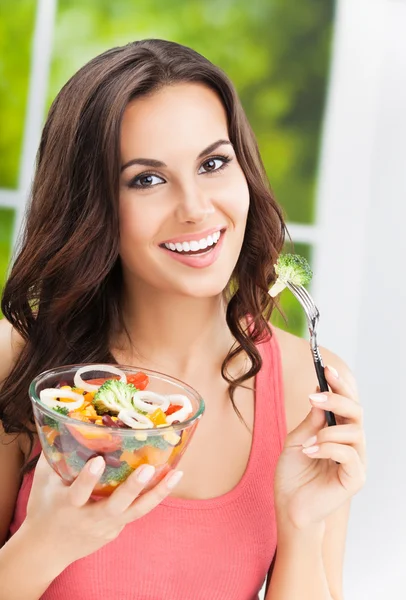 Mulher sorridente feliz com salada, ao ar livre — Fotografia de Stock