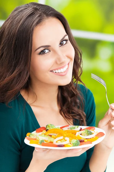 Glücklich lächelnde Frau mit Salat, im Freien — Stockfoto