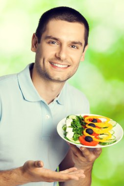 tabak salata, açık havada birlikte mutlu gülen adam