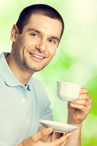Boldog mosolygó ember, kávét inni, szabadban — Stock Fotó