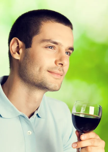 Denkender Mann mit Rotwein im Freien — Stockfoto