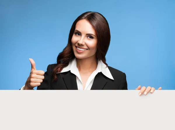 Businesswoman showing blank signboard on blue — Stock Photo, Image