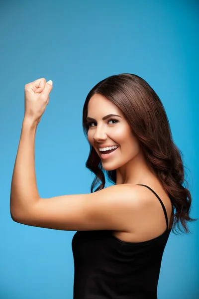 Leende kvinna lycklig gesturing, över Blå — Stockfoto