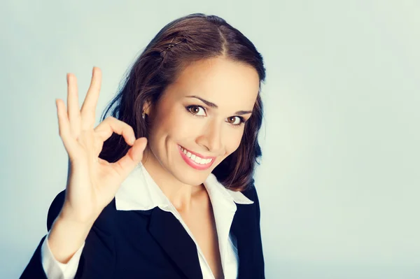 Mujer de negocios feliz con buen gesto — Foto de Stock