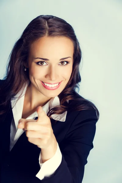 Mujer de negocios señalando con el dedo al espectador — Foto de Stock