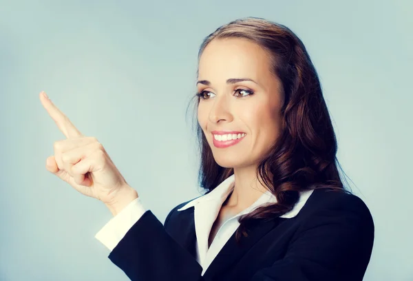 Joven empresaria mostrando — Foto de Stock