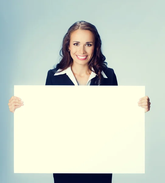 Geschäftsfrau zeigt leeres Schild — Stockfoto