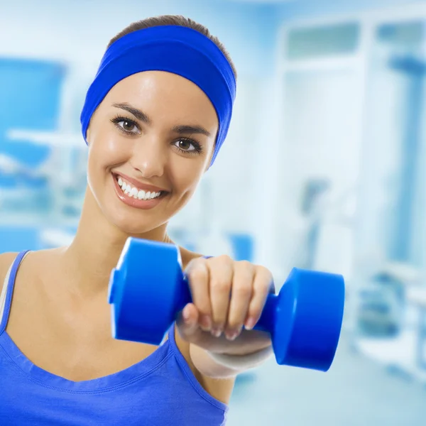 Jovem mulher feliz fazendo exercícios de fitness, no ginásio — Fotografia de Stock