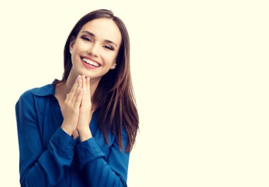 mutlu gülümseyen genç kadın el hareketi