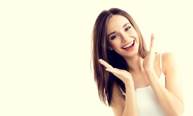 genç kadın gösteren gülümsemek