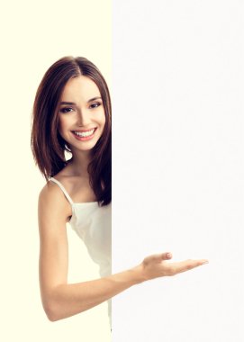 genç kadın, boş tabela gösteriliyor