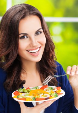 esmer kadın vejetaryen sebze salatası ile