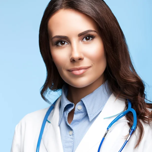 Felice sorridente medico femminile, su blu — Foto Stock