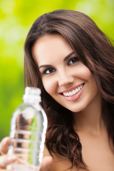 Jonge vrouw met fles water — Stockfoto